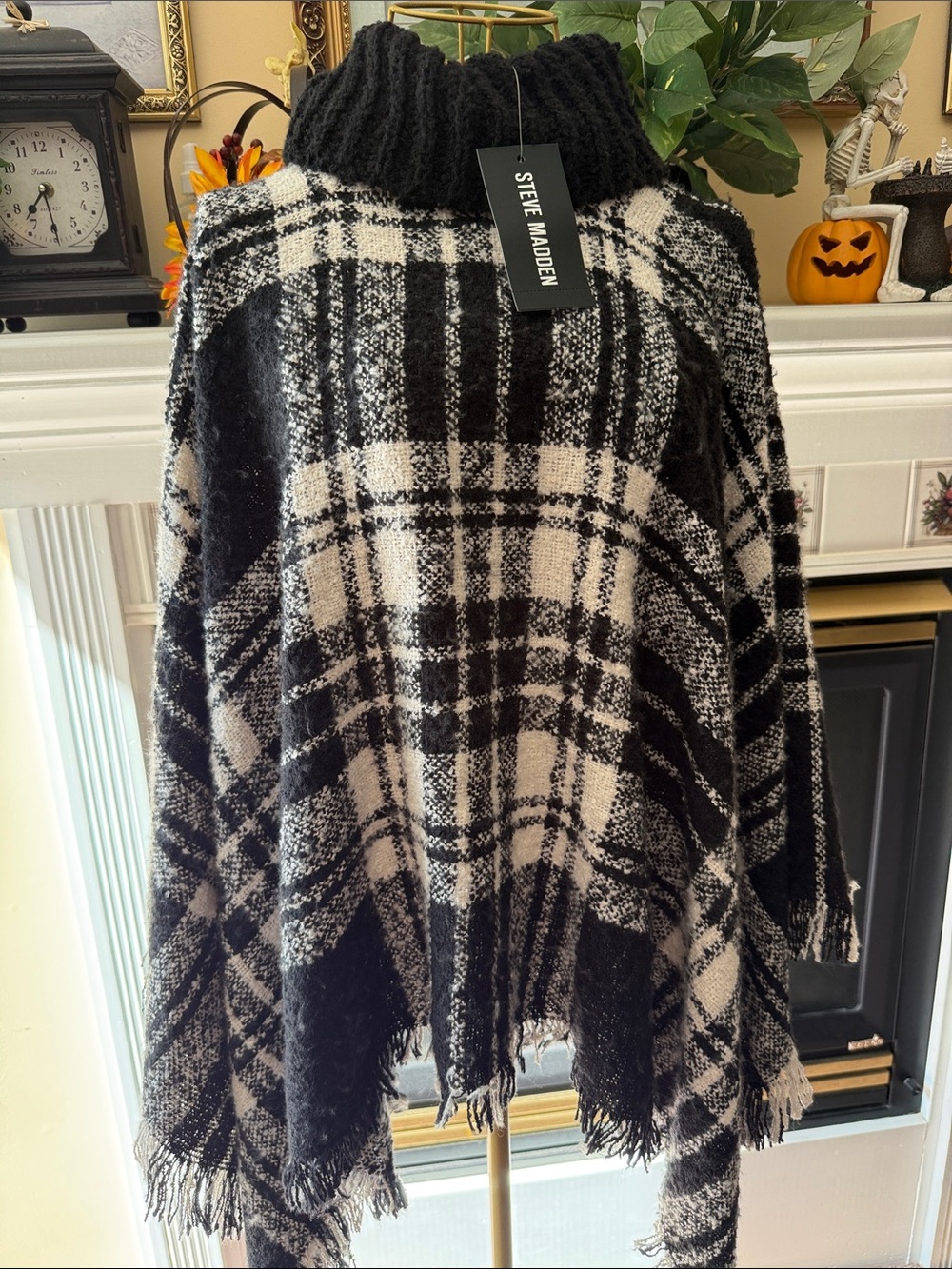 Steve Madden Black & white Plaid Poncho so soft. NWT OS fits most sku23